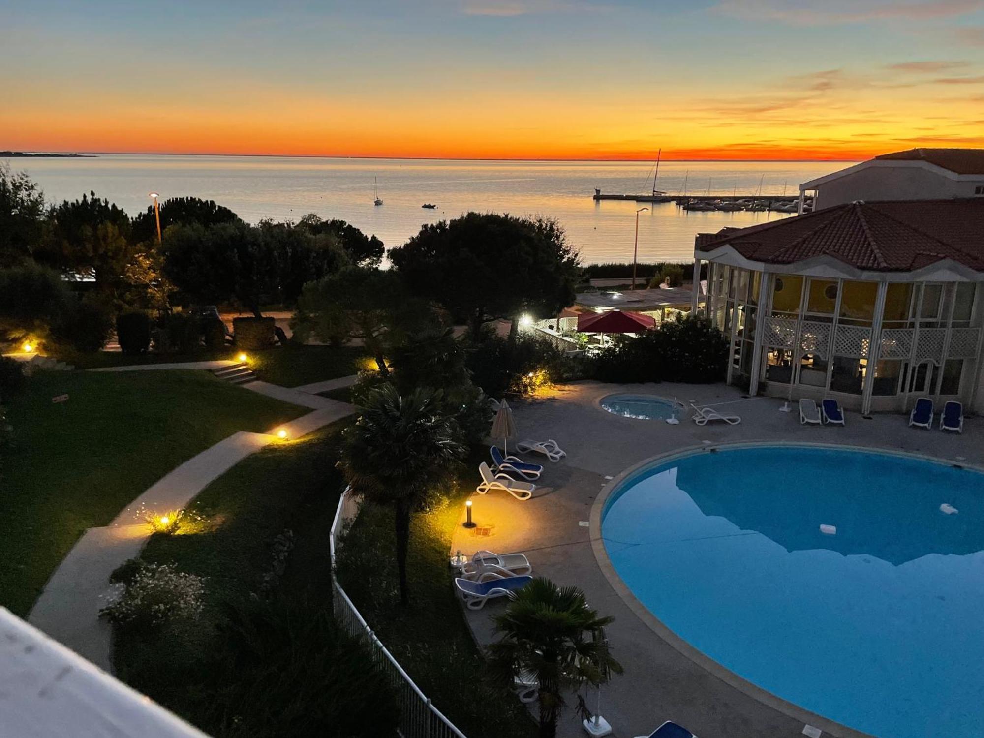 Vue Mer Et Piscine, Avec Balcon - 1 Min De La Plage Фура Экстерьер фото