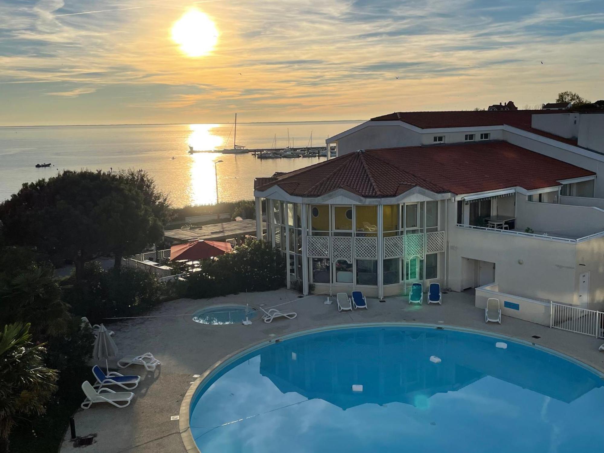 Vue Mer Et Piscine, Avec Balcon - 1 Min De La Plage Фура Экстерьер фото